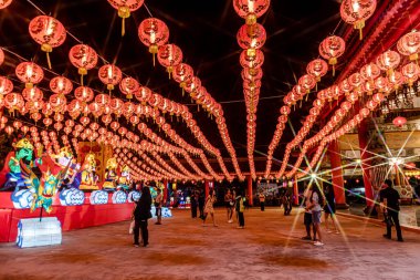 Bangpu 'daki Ruam Katanyu Vakfı' nda fener festivali. Namaza gelen ve etkinliklere katılan bir sürü yerli ve ziyaretçi var. Samutprakarn, Tayland. - 12 Şubat 2026.