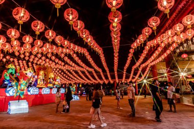 Bangpu 'daki Ruam Katanyu Vakfı' nda fener festivali. Namaza gelen ve etkinliklere katılan bir sürü yerli ve ziyaretçi var. Samutprakarn, Tayland. - 12 Şubat 2026.