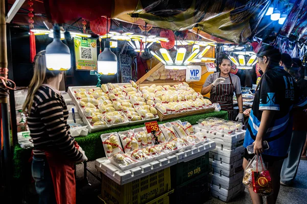 Bangpu 'daki Ruam Katanyu Vakfı' nda fener festivali. Burada yerel halk ve ziyaretçiler için Tayland sokak yemekleri satan bir sürü katılımcı dükkan var. Samutprakarn, Tayland. - 12 Şubat 2026.