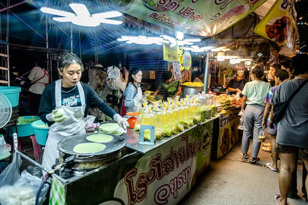 Bangpu 'daki Ruam Katanyu Vakfı' nda fener festivali. Burada yerel halk ve ziyaretçiler için Tayland sokak yemekleri satan bir sürü katılımcı dükkan var. Samutprakarn, Tayland. - 12 Şubat 2026.