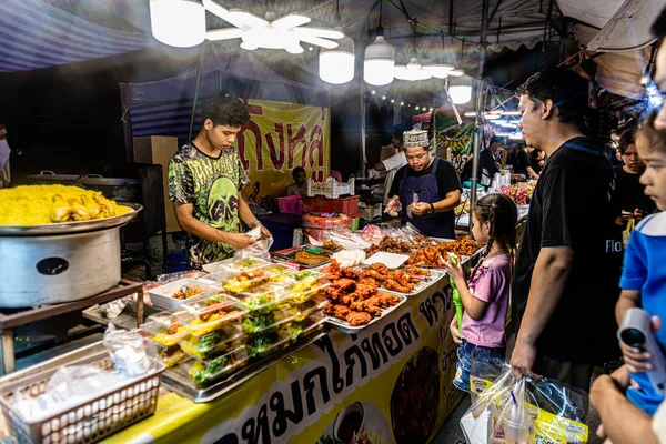 Bangpu 'daki Ruam Katanyu Vakfı' nda fener festivali. Burada yerel halk ve ziyaretçiler için Tayland sokak yemekleri satan bir sürü katılımcı dükkan var. Samutprakarn, Tayland. - 12 Şubat 2026.