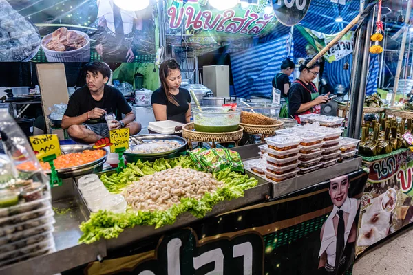 Bangpu 'daki Ruam Katanyu Vakfı' nda fener festivali. Burada yerel halk ve ziyaretçiler için Tayland sokak yemekleri satan bir sürü katılımcı dükkan var. Samutprakarn, Tayland. - 12 Şubat 2026.