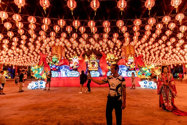 Bangpu 'daki Ruam Katanyu Vakfı' nda fener festivali. Namaza gelen ve etkinliklere katılan bir sürü yerli ve ziyaretçi var. Samutprakarn, Tayland. - 12 Şubat 2026.