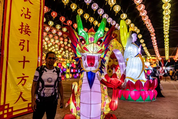 Bangpu 'daki Ruam Katanyu Vakfı' nda fener festivali. Namaza gelen ve etkinliklere katılan bir sürü yerli ve ziyaretçi var. Samutprakarn, Tayland. - 12 Şubat 2026.