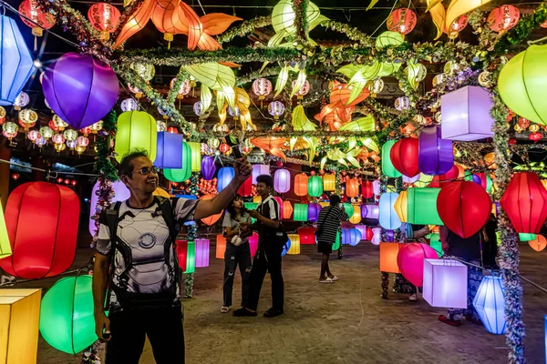 Bangpu 'daki Ruam Katanyu Vakfı' nda fener festivali. Namaza gelen ve etkinliklere katılan bir sürü yerli ve ziyaretçi var. Samutprakarn, Tayland. - 12 Şubat 2026.