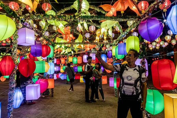 Bangpu 'daki Ruam Katanyu Vakfı' nda fener festivali. Namaza gelen ve etkinliklere katılan bir sürü yerli ve ziyaretçi var. Samutprakarn, Tayland. - 12 Şubat 2026.