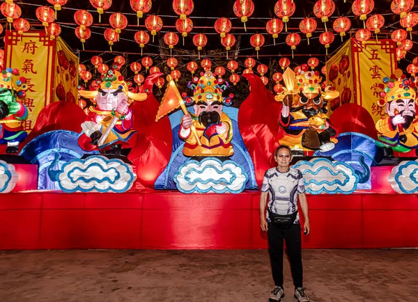 Bangpu 'daki Ruam Katanyu Vakfı' nda fener festivali. Namaza gelen ve etkinliklere katılan bir sürü yerli ve ziyaretçi var. Samutprakarn, Tayland. - 12 Şubat 2026.