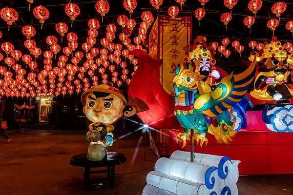 Bangpu 'daki Ruam Katanyu Vakfı' nda fener festivali. Namaza gelen ve etkinliklere katılan bir sürü yerli ve ziyaretçi var. Samutprakarn, Tayland. - 12 Şubat 2026.