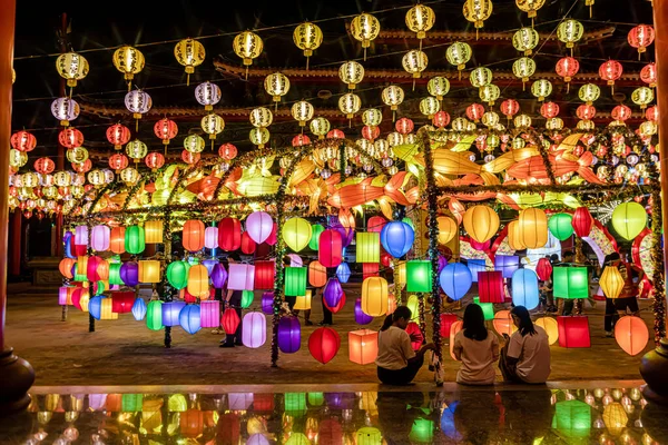 Bangpu 'daki Ruam Katanyu Vakfı' nda fener festivali. Namaza gelen ve etkinliklere katılan bir sürü yerli ve ziyaretçi var. Samutprakarn, Tayland. - 12 Şubat 2026.