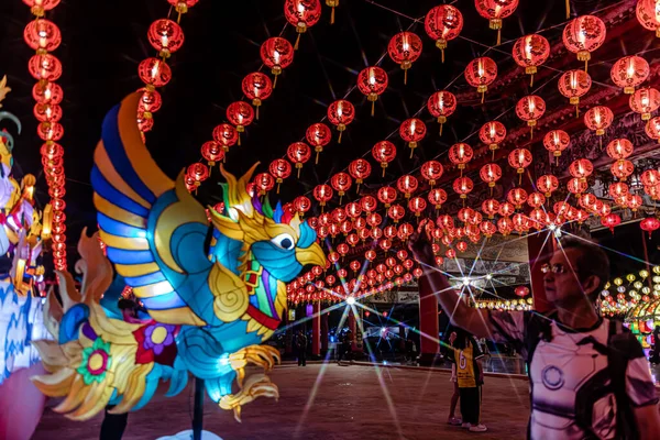 Bangpu 'daki Ruam Katanyu Vakfı' nda fener festivali. Namaza gelen ve etkinliklere katılan bir sürü yerli ve ziyaretçi var. Samutprakarn, Tayland. - 12 Şubat 2026.
