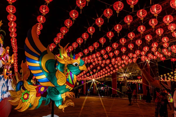 Bangpu 'daki Ruam Katanyu Vakfı' nda fener festivali. Namaza gelen ve etkinliklere katılan bir sürü yerli ve ziyaretçi var. Samutprakarn, Tayland. - 12 Şubat 2026.