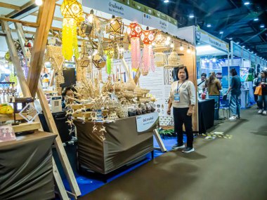 Bangkok 'taki Queen Sirikit Ulusal Kongre Merkezi' nde (QSNCC) yaz tatili için düzenlenen Seyahat Tayland ve Yurtdışı Gezileri etkinliği. Yerel halk ve ziyaretçiler alışveriş ve rezervasyon için kendi çıkarları doğrultusunda buraya geliyorlar..