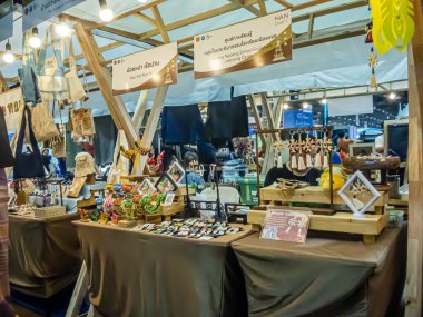 Bangkok 'taki Queen Sirikit Ulusal Kongre Merkezi' nde (QSNCC) yaz tatili için düzenlenen Seyahat Tayland ve Yurtdışı Gezileri etkinliği. Yerel halk ve ziyaretçiler alışveriş ve rezervasyon için kendi çıkarları doğrultusunda buraya geliyorlar..