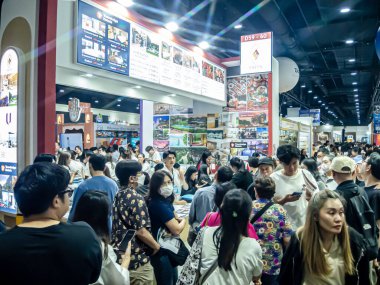 Bangkok 'taki Queen Sirikit Ulusal Kongre Merkezi' nde (QSNCC) yaz tatili için düzenlenen Seyahat Tayland ve Yurtdışı Gezileri etkinliği. Yerel halk ve ziyaretçiler alışveriş ve rezervasyon için kendi çıkarları doğrultusunda buraya geliyorlar..