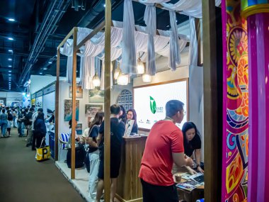 Bangkok 'taki Queen Sirikit Ulusal Kongre Merkezi' nde (QSNCC) yaz tatili için düzenlenen Seyahat Tayland ve Yurtdışı Gezileri etkinliği. Yerel halk ve ziyaretçiler alışveriş ve rezervasyon için kendi çıkarları doğrultusunda buraya geliyorlar..