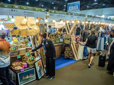 Bangkok 'taki Queen Sirikit Ulusal Kongre Merkezi' nde (QSNCC) yaz tatili için düzenlenen Seyahat Tayland ve Yurtdışı Gezileri etkinliği. Yerel halk ve ziyaretçiler alışveriş ve rezervasyon için kendi çıkarları doğrultusunda buraya geliyorlar..