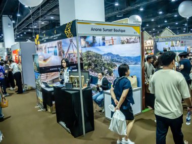 Bangkok 'taki Queen Sirikit Ulusal Kongre Merkezi' nde (QSNCC) yaz tatili için düzenlenen Seyahat Tayland ve Yurtdışı Gezileri etkinliği. Yerel halk ve ziyaretçiler alışveriş ve rezervasyon için kendi çıkarları doğrultusunda buraya geliyorlar..