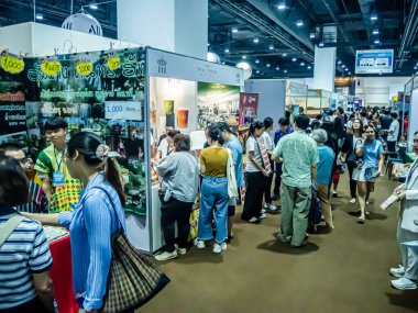 Bangkok 'taki Queen Sirikit Ulusal Kongre Merkezi' nde (QSNCC) yaz tatili için düzenlenen Seyahat Tayland ve Yurtdışı Gezileri etkinliği. Yerel halk ve ziyaretçiler alışveriş ve rezervasyon için kendi çıkarları doğrultusunda buraya geliyorlar..