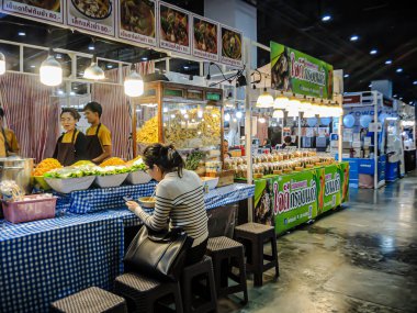 Bangkok 'taki Queen Sirikit Ulusal Kongre Merkezi' nde (QSNCC) düzenlenen Tayland Mobil Fuarı 2026. Yerel halk ve ziyaretçiler alışveriş için ya da yenisi ve diğerleri için eski cep telefonlarını değiştirmeye geliyorlar. Bangkok, Tayland - 14 Mar 2026.