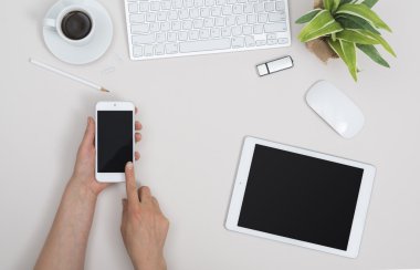 Smartphone office kahraman başlığı kullanan kadın