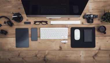 Üstten Görünüm Ofis Masası ile pc perde