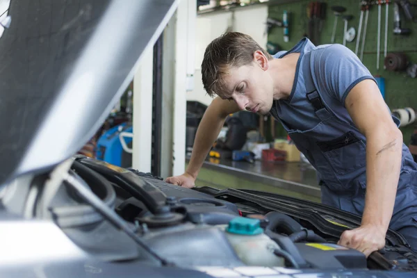 Mechanic checking car — Stock Photo, Image