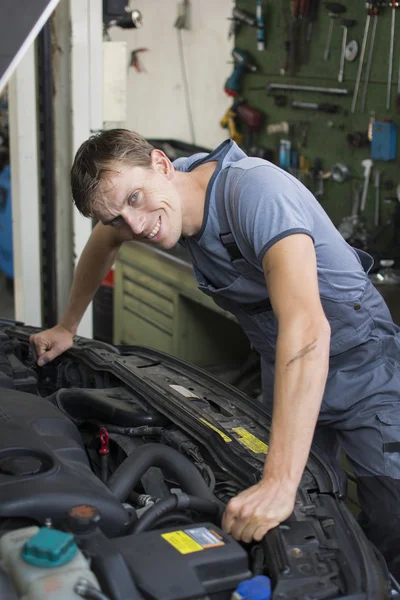 Mechanic repairing a car — Stock Photo, Image