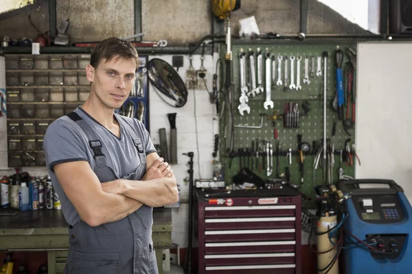 Mechanic in a workshop — Stock Photo, Image