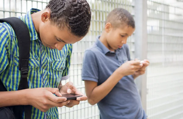 Kids texting message on smartphone — Stock Photo, Image