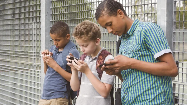 Kids using cell phone — Stock Photo, Image
