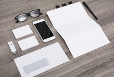 Logo ve kimlik tasarım mockup