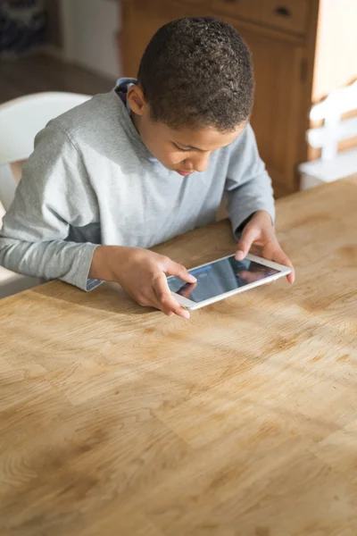 Menino usando tablet pc — Fotografia de Stock