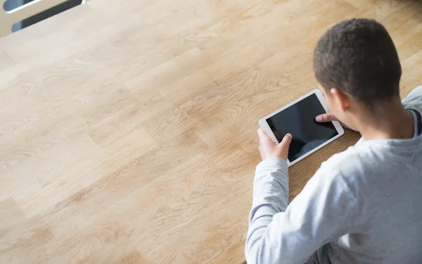 Menino usando tablet — Fotografia de Stock