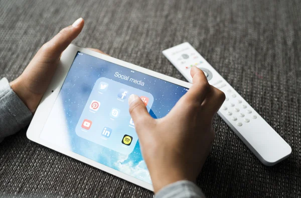 Kid playing with ipad tablet — Stock Photo, Image