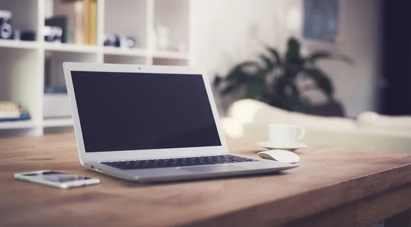 Laptop op tafel, interieur. — Stockfoto