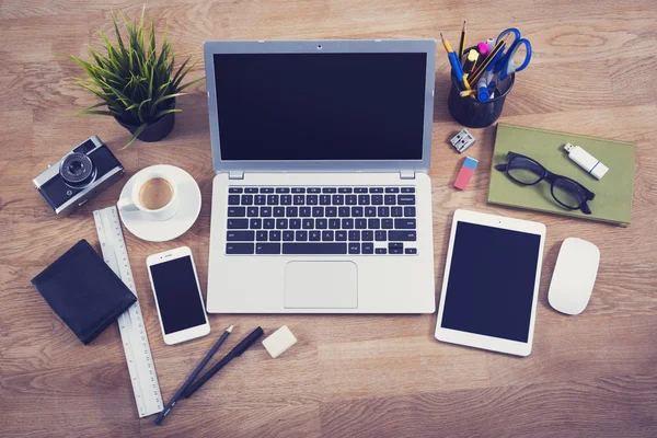 Mesa de escritório com vista superior — Fotografia de Stock