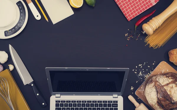 Laptop in cucina, immagine di intestazione eroe — Foto Stock