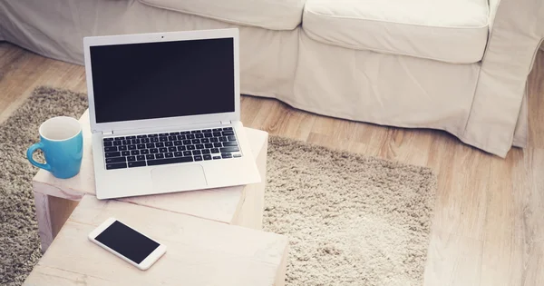 Laptop-Attrappe im Wohnzimmer — Stockfoto