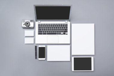 Üstten Görünüm office kimlik tasarım mockup