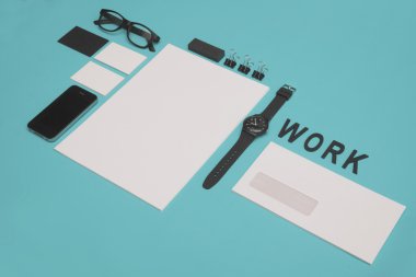 Sabit tasarım mockup renkli arka plan üzerinde
