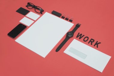 Sabit tasarım mockup renkli arka plan üzerinde