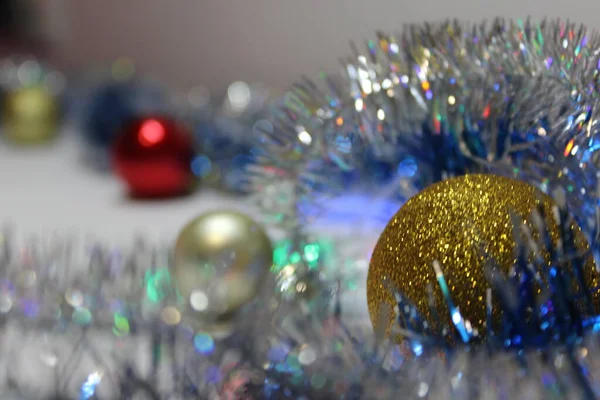 Año Nuevo Árbol Navidad Decoraciones Guirnalda Árbol Lluvia Golpe Bolas —  Fotos de Stock