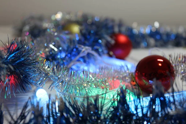 Año Nuevo Árbol Navidad Decoraciones Guirnalda Árbol Lluvia Golpe Bolas — Foto de Stock