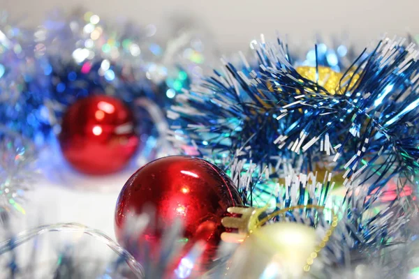Año Nuevo Árbol Navidad Decoraciones Guirnalda Árbol Lluvia Golpe Bolas — Foto de Stock