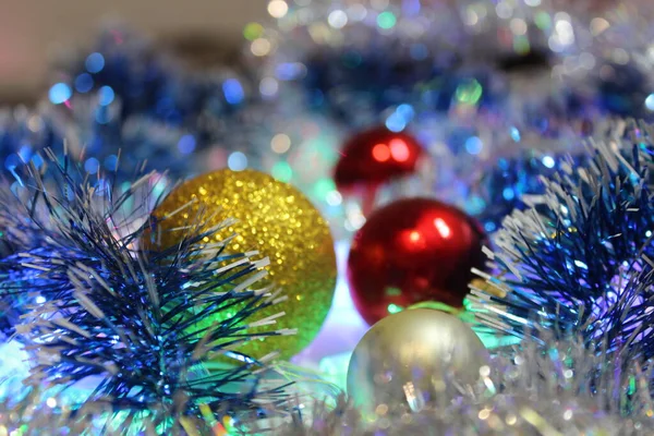 Año Nuevo Árbol Navidad Decoraciones Guirnalda Árbol Lluvia Golpe Bolas —  Fotos de Stock