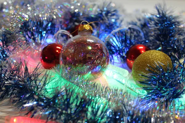 Año Nuevo Árbol Navidad Decoraciones Guirnalda Árbol Lluvia Golpe Bolas —  Fotos de Stock
