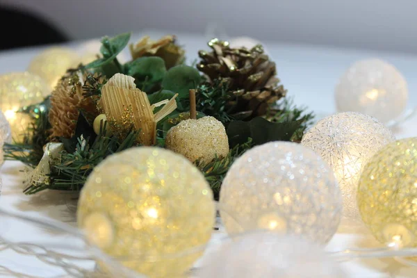 Año Nuevo Árbol Navidad Decoraciones Guirnalda Árbol Lluvia Golpe Bolas —  Fotos de Stock