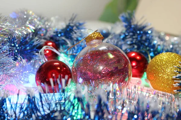 Πρωτοχρονιά Χριστουγεννιάτικα Στολίδια Δέντρο Γιρλάντα Βροχή Χτύπημα Μπάλες Χριστούγεννα — Φωτογραφία Αρχείου