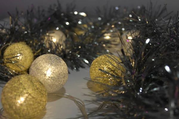 Καλή Χρονιά 2020 Χριστουγεννιάτικη Κίτρινη Μπάλα Γιρλάντα Λάμπει Και Χριστούγεννα — Φωτογραφία Αρχείου