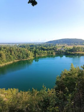 Dağlardaki güzel göl manzarası